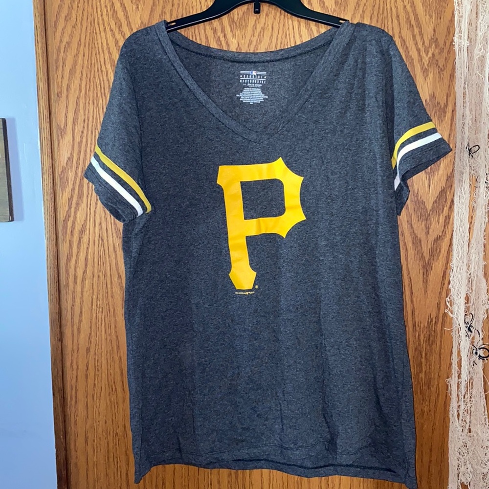Pittsburgh Pirates women’s xxl v-neck t shirt